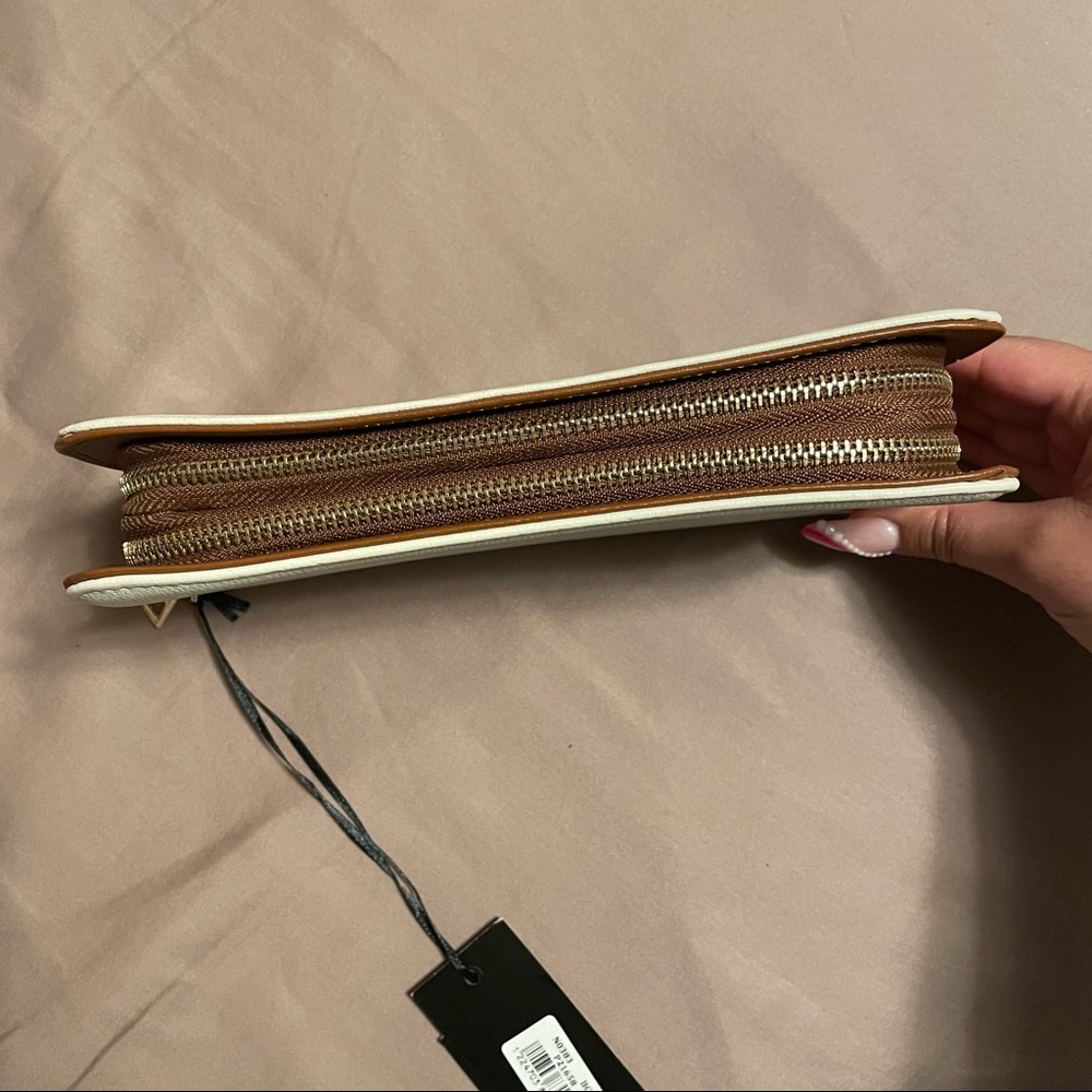 White Wallet - Picture 2 of 5